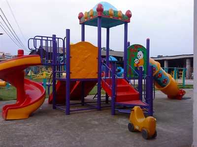 孩子玩幼兒園滑梯注意危險系數(shù)高嗎？